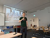 MBA Student bestimmt Aromen im Wein