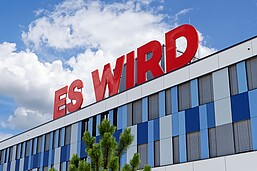 Roter Schriftzug ES WIRD