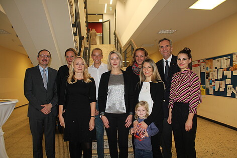 Die diesjährigen Preisträgerinnen zusammen mit Familie Wagner und Hochschulpräsident Prof. Dr. Mudra im Anschluss an den Festakt
