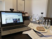 Suitable glasses, water and some bread to neutralize: All preparations for the online wine tasting have been made.