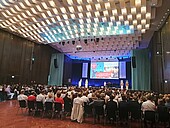Vortrag in der Aula, mit vollen Sitzreihen