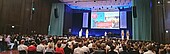 Vortrag in der Aula, mit vollen Sitzreihen