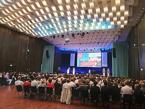 Vortrag in der Aula, mit vollen Sitzreihen