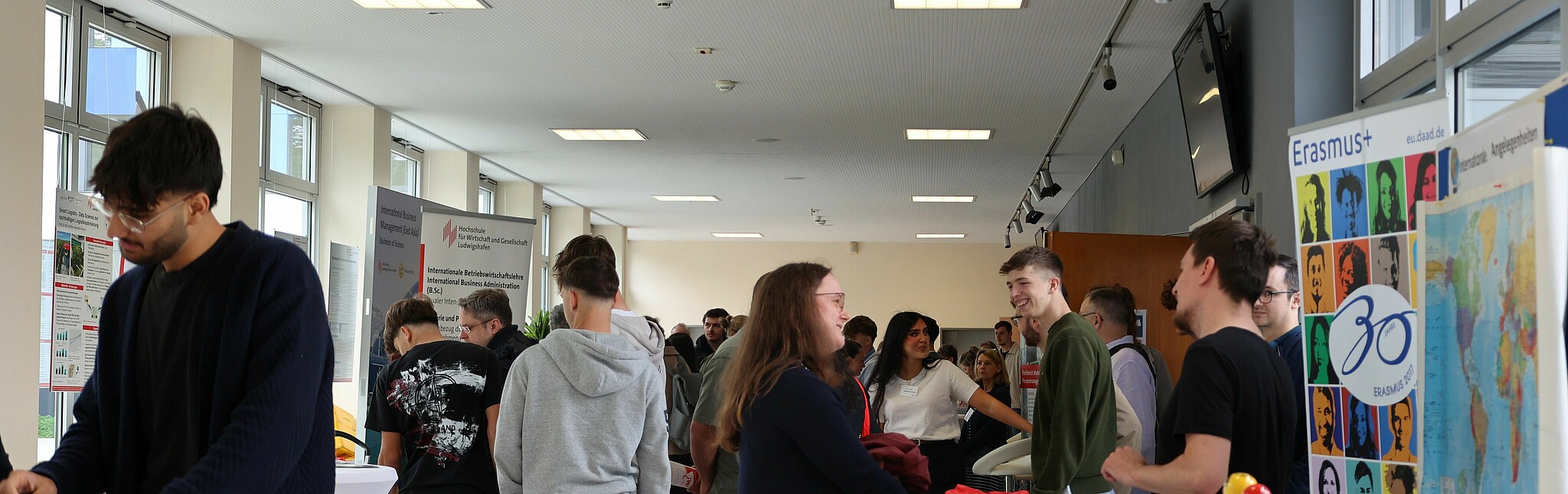 Gut besuchte Beratungsstände im Foyer vor der Aula