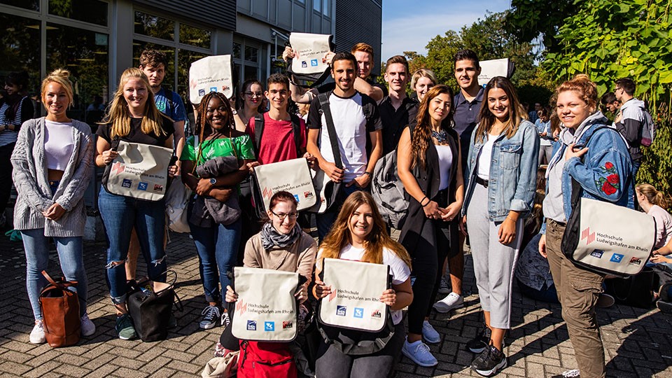 Studierende im ersten Semester vor der HWG-LU