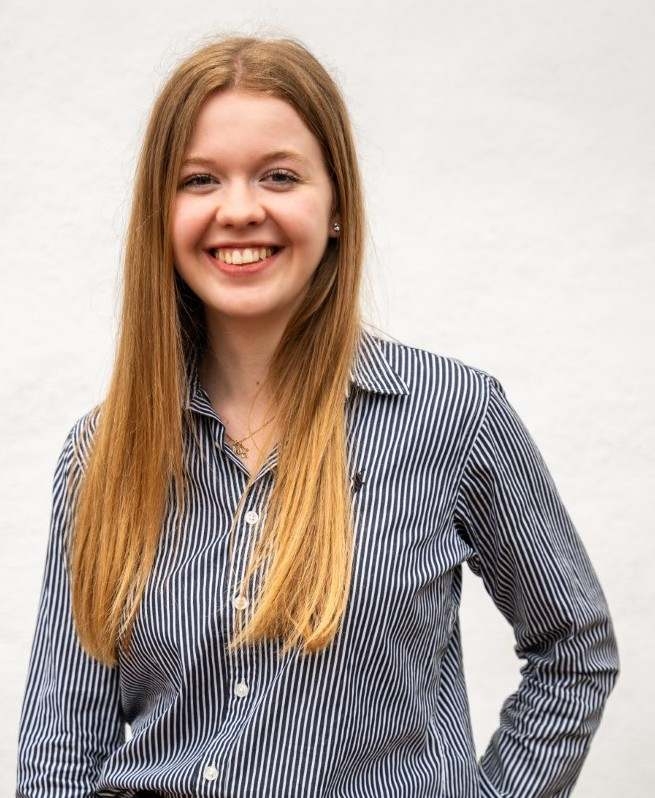Junge blonde Frau, Studentin der Wirtschaftspsychologie