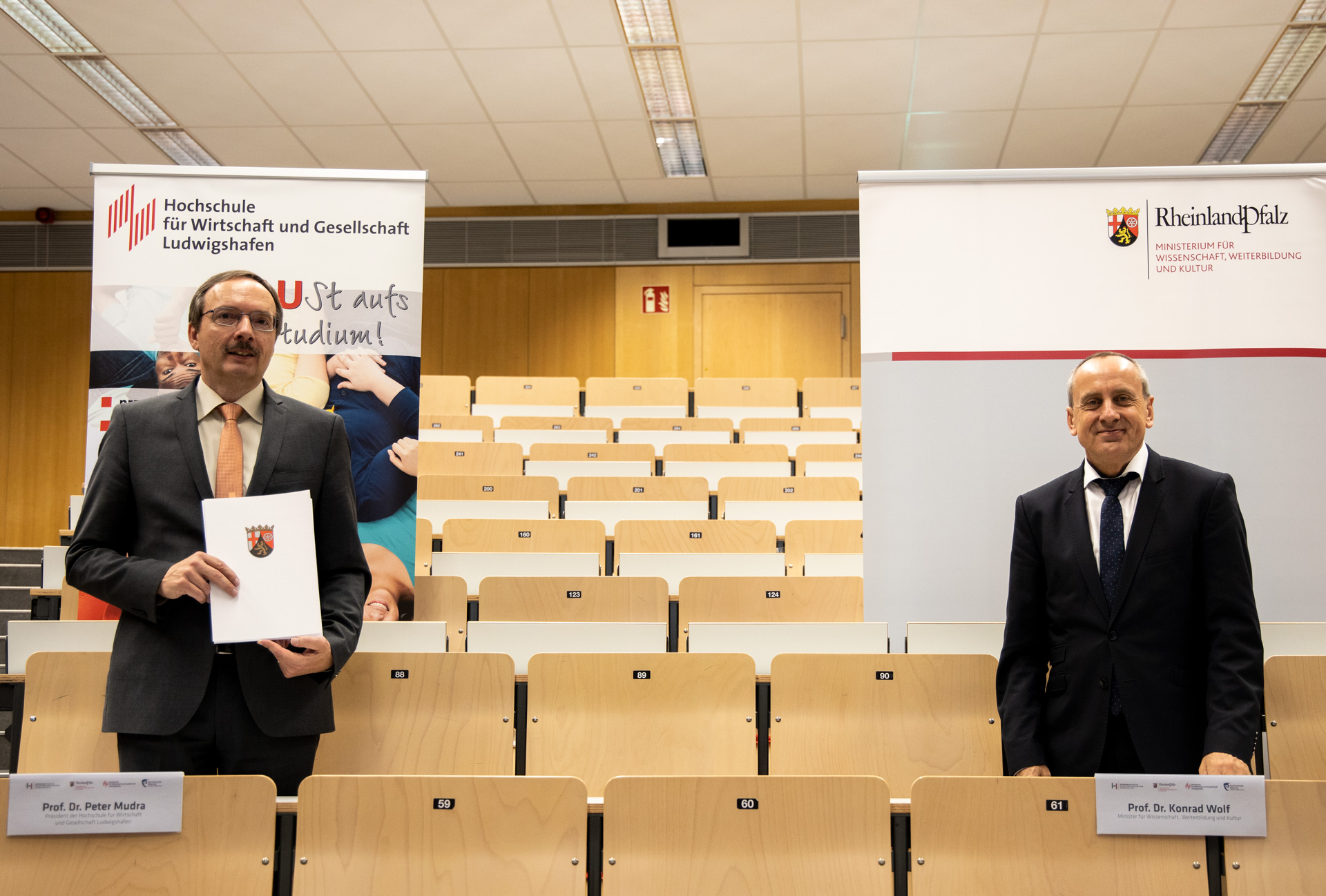 University President Prof. Dr. Peter Mudra and Science Minister Prof. Dr. Konrad Wolf (r.) at the signing of the target agreements in Worms. (Image: HS Worms/Christopher Thiele)