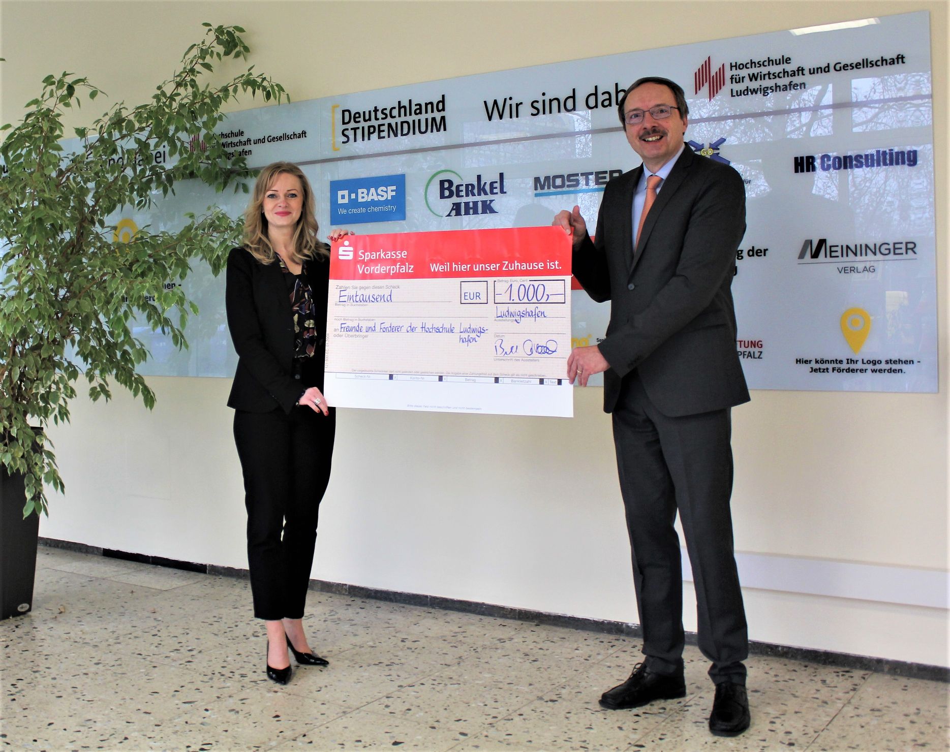 Tatjana Kamrad, Head of Human Resources Development and Training at Sparkasse Vorderpfalz, and University President Prof. Dr. Peter Mudra at the symbolic presentation of the donation check yesterday at HWG LU. (Image: HWG LU)