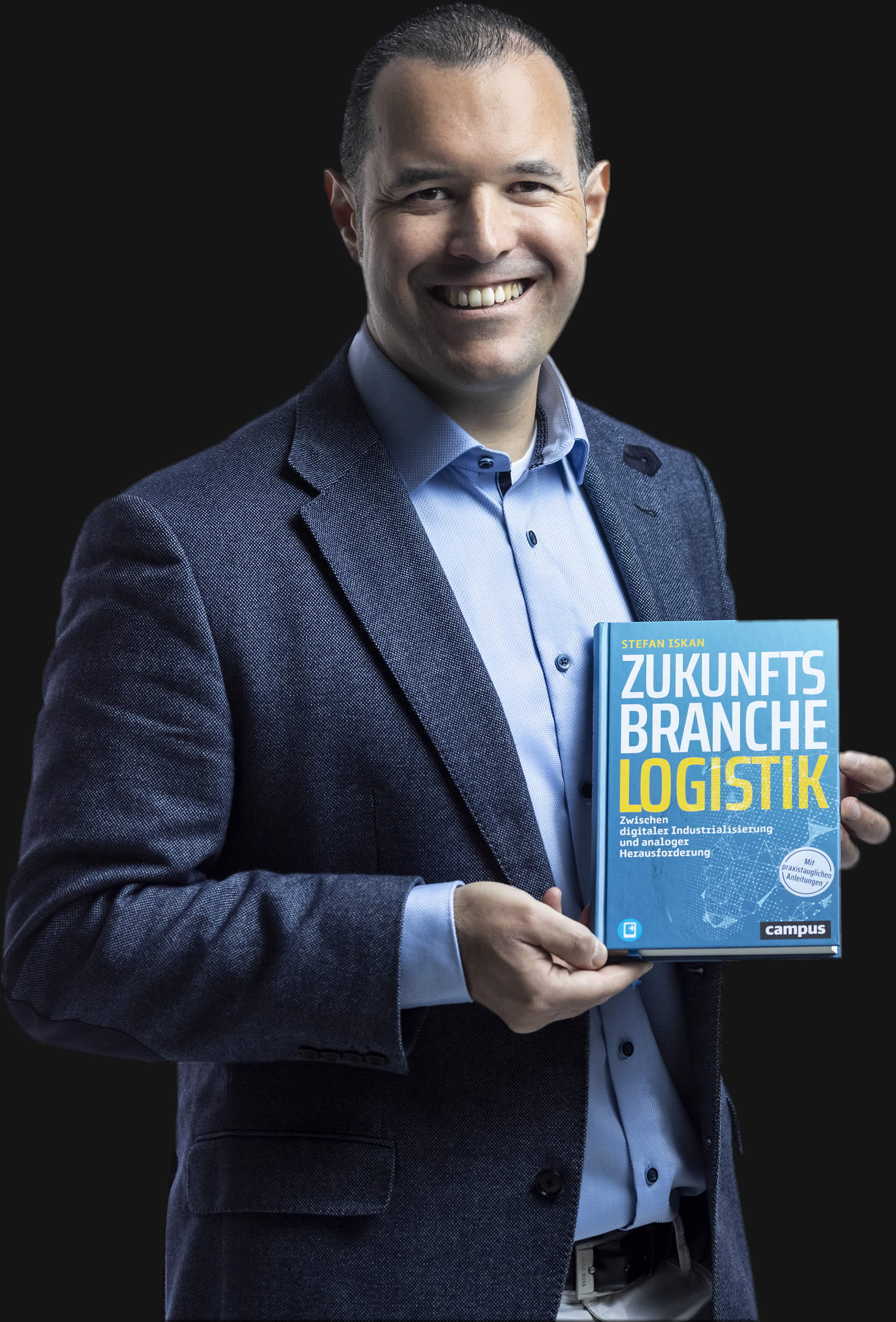 Prof. Dr. Stefan Iskan with his new reference book "Zukunftsbranche Logistik" (Image: Iskan)